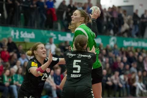 v li Paulina Golla 1 FSV Mainz 05 29 Janka Bauer 1 FSV Mainz 05 5 and Lena Thomas SV Werder Bremen 7 in the triathlon duel game scene action handball 2 Bundesliga women SV Werder Bremen 1 FSV Mainz 05 xobx