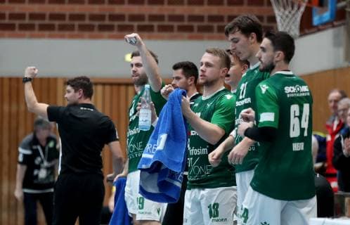 Germany Würzburg s Oliver Arena 08 12 2018 Handball 2 Bundesliga DJK Rimpar Wölfe TSV Bayer Dormagen Bild v l The bank cheers on a goal Copyright: HMBxMedia xHeikoxBecker