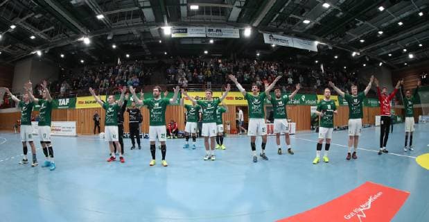 Germany Würzburg s Oliver Arena 08 12 2018 Handball 2 Bundesliga DJK Rimpar Wölfe TSV Bayer Dormagen Picture v l The team celebrates victory with the fans Copyright: HMBxMedia xHeikoxBecker