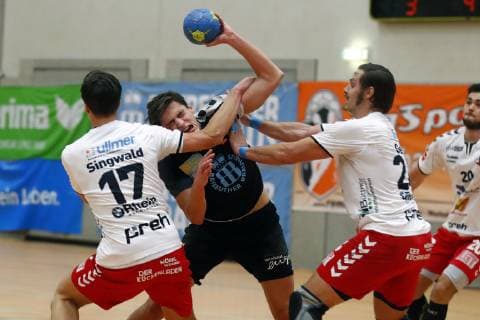 Handball Men Bayernliga Season 2018 2019 Haspo Bayreuth vs. HSC Bad Neustadt Haspo Bayreuth Player No 21 Tom Elschner middle HSC Bad Neustadt Player No 17 Konstantin Singwald left HSC Bad Neustadt Player No 24 Franziskus Gerr right