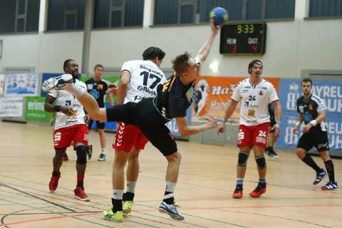 Handball Men Bayernliga Season 2018 2019 Haspo Bayreuth against HSC Bad Neustadt Haspo Bayreuth Player No 19 Paul Saborowski 2 v right HSC Bad Neustadt Player No 17 Konstantin Singwald 2 v leftss HSC Bad Neustadt Player No 9 Gary Hines left