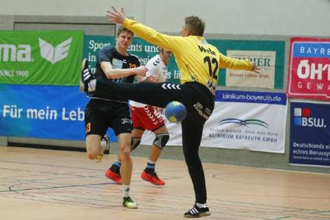 Handball Men Bayernliga Season 2018 2019 Haspo Bayreuth vs. HSC Bad Neustadt Haspo Bayreuth Player Nr 33 Sven Goeritz left HSC Bad Neustadt Player Nr 12 Nick Weber right