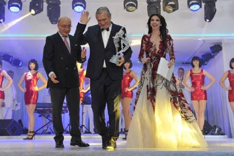 Docteur Claudio Costa (Italie createur de la Clinique Mobile dans le monde de la Moto GP et medecin qui a sauve la vie de nombreux champions) - Lorena Baricalla CELEBRITES : Monaco World Sports Legends Award - Monaco - 08 12 2018 NorbertScanella Panoramic 