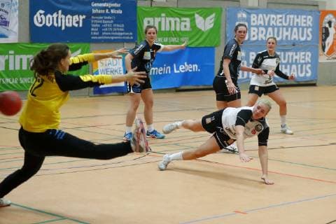 Handball Women Bayernliga Season 2018 2019 Haspo Bayreuth vs. HG Zirndorf Haspo Bayreuth Player No 12 Hanna Bauer left HG Zirndorf Player No 13 Sarah Pröpster right