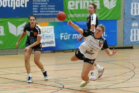 Handball Women Bayernliga Season 2018 2019 Haspo Bayreuth vs. HG Zirndorf Haspo Bayreuth Player No 10 Kristina Hall left HG Zirndorf Player No 3 Maren Kammerer right