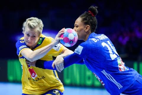 181209 Elin Hallagard of Sweden and Pauletta Foppa of France during the EHF European WomenÕs Handball Championship match between Sweden and France on Dec 9 2018 in Nantes Photo Ludvig Thunman BILDBYRN kod LT 35567  Copyright: LUDVIGxTHUNMAN BB181209LT006