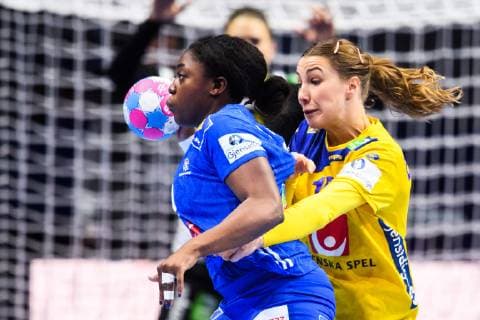181209 Anna Lagerquist of Sweden in a duel with Gr?ce Zaadi Deuna of France during the EHF European WomenÕs Handball Championship match between Sweden and France on Dec 9 2018 in Nantes Photo Ludvig Thunman BILDBYRN kod LT 35567  Copyright: LUDVIGxTHUNMAN BB181209LT009