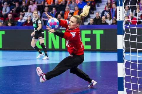 Handball Women European Championship Hungary Germany Main Round Group 2 2 Matchday at the Palais des Sports Torhueterin Dinah Eckerle Germany SG BBM Bietigheim Nancy Palais des Sports Jean Weille France