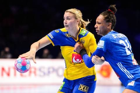 181209 Isabelle Gullden of Sweden and Beatrice Edwige of France during the EHF European WomenÕs Handball Championship match between Sweden and France on Dec 9 2018 in Nantes Photo Ludvig Thunman BILDBYRN kod LT 35567  Copyright: LUDVIGxTHUNMAN BB181209LT019