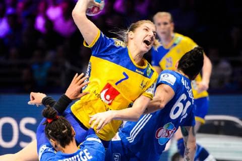 181209 Linn Blohm of Sweden in a duel with Beatrice Edwige and Alexandra Lacrabre of France during the EHF European WomenÕs Handball Championship match between Sweden and France on Dec 9 2018 in Nantes Photo Ludvig Thunman BILDBYRN kod LT 35567  Copyright: LUDVIGxTHUNMAN BB181209LT020