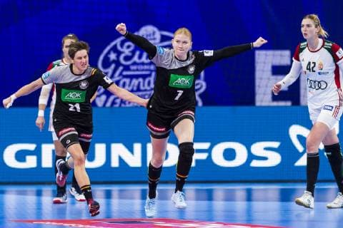 Handball Women European Championship Hungary Germany Main Round Group 2 2 Matchday at Palais des Sports v li Ina Grossmann Germany Thueringer HC Meike Schmelzer Germany Thueringer HC Szimonetta Planeta Hungary Jubel Freude Freude Emotion Torjubel Torschuetze Torschütze Nancy Palais des Sports Jean Weille France