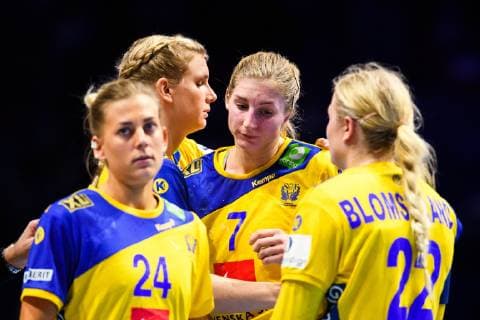 181209 Nathalie Hagman Jenny Alm Linn Blohm and Hanna Blomstrand of Sweden looks dejected after the EHF European WomenÕs Handball Championship match between Sweden and France on Dec 9 2018 in Nantes Photo Ludvig Thunman BILDBYRN kod LT 35567  Copyright: LUDVIGxTHUNMAN BB181209LT048