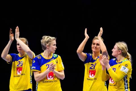181209 Sabina Jacobsen of Sweden thanks the supporters after the EHF European WomenÕs Handball Championship match between Sweden and France on Dec 9 2018 in Nantes Photo Ludvig Thunman BILDBYRN kod LT 35567  Copyright: LUDVIGxTHUNMAN BB181209LT052