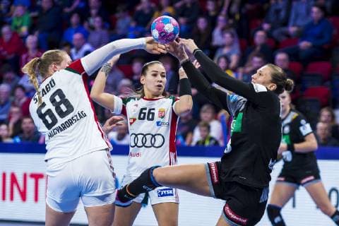 Handball Women European Championship Hungary Germany Main Round Group 2 2 Matchday at Palais des Sports v li Laura Szabo Hungary Viktoria Lukacs Hungary Julia Behnke Germany Metzingen Nancy Palais des Sports Jean Weille France