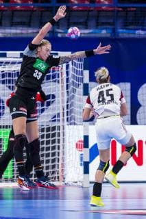 Handball Women EM Hungary Germany Main Round Group 2 2 Matchday at the Palais des Sports Luisa Schulze Germany Bietigheim Noemi Hafra Hungary Nancy Palais des Sports Jean Weille France
