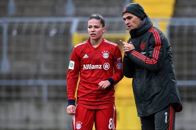 v li Melanie Leupolz FC Bayern München FCB 8 receives instructions from coach Thomas Wörle coach Thomas Woerle FC Bayern München FCB gesticulated with arms gesticulate gives instructions gesticulate football alliance women Bundesliga FC Bayern München Bayer 04 Leverkusen DFB REGULATIONS PROHIBIT ANY USE OF PHOTOGRAPHS AS IMAGE SEQUENCES AND OR QUASI VIDEO xslx