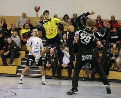 09 12 2018 xmgx Handball 3 League SG Bruchköbel GSV Eintracht Baunatal v l Paul Gbur Baunatal Aydin Günes Bruchköbel Marian Mügge Baunatal Bruchköbel Hessen Germany DEU