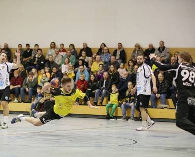 09 12 2018 xmgx Handball 3 League SG Bruchköbel GSV Eintracht Baunatal v l Max Panther Bruchköbel Kevin Trogisch and Marian Mügge both Baunatal Bruchköbel Hessen Germany DEU