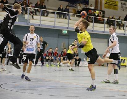 09 12 2018 xmgx Handball 3 League SG Bruchköbel GSV Eintracht Baunatal v l Marian Mügge Baunatal Max Panther Bruchköbel Bruchköbel Hessen Germany DEU