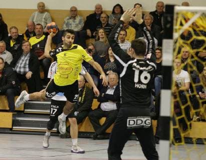 09 12 2018 xmgx Handball 3 League SG Bruchköbel GSV Eintracht Baunatal v l Aydin Günes Bruchköbel Daniel Horn both Baunatal Bruchköbel Hessen Germany DEU