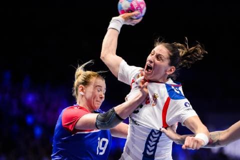 181209 Jovana Stoiljkovic of Serbia and Kseniia Makeeva of Russia during the EHF European WomenÕs Handball Championship match between Serbia and Russia on December 9 2018 in Nantes Photo Ludvig Thunman BILDBYRN kod LT 35568  Copyright: LUDVIGxTHUNMAN BB181209LT093
