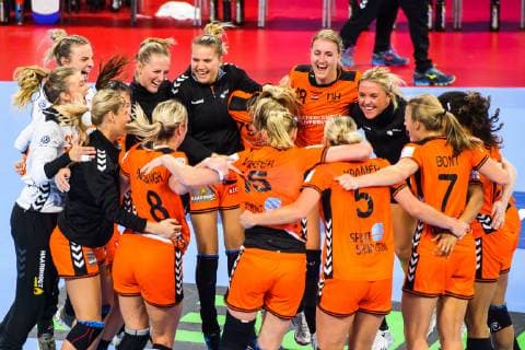 181209 Players of Netherlands celebrates after the EHF European WomenÕs Handball Championship match between Netherlands and Romania on December 9 2018 in Nancy Photo Fredrik Varfjell BILDBYRN kod FV 150181  Copyright: FREDRIKxVARFJELL BB181209FV022
