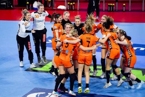181209 The players of Netherlands celebrate after the EHF European Women?s Handball Championship match between Netherlands and Romania on December 9 2018 in Nancy Photo Fredrik Varfjell BILDBYRAN kod FV 150181  Copyright: FREDRIKxVARFJELL BB181209FV045