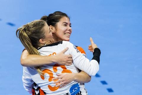 181209 Goalkeeper Tess Wester and Martine Smeets of Netherlands celebrate after the EHF European Women?s Handball Championship match between Netherlands and Romania on December 9 2018 in Nancy Photo Fredrik Varfjell BILDBYRAN kod FV 150181  Copyright: FREDRIKxVARFJELL BB181209FV046