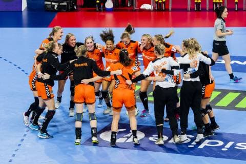 181209 The players of Netherlands celebrate after the EHF European Women?s Handball Championship match between Netherlands and Romania on December 9 2018 in Nancy Photo Fredrik Varfjell BILDBYRAN kod FV 150181  Copyright: FREDRIKxVARFJELL BB181209FV047