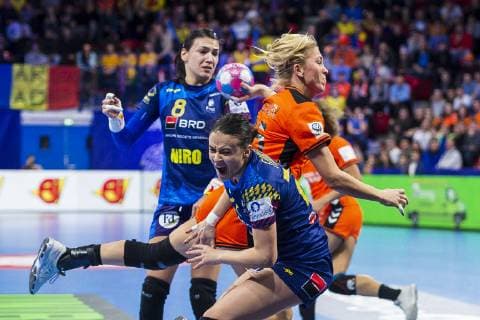 Handball Women European Championship Netherlands vs. Romania Main Round Group 2 2 Matchday at Palais des Sports vs. left in duel Charris Rozemalen Netherlands Bietigheim and Elena Cristina Florica Romania Nancy Palais des Sports Jean Weille France