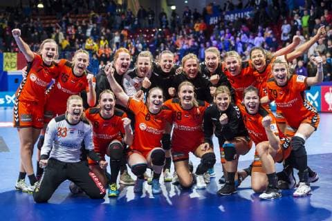 Handball Women European Championship Netherlands vs. Romania Main Round Group 2 2 Matchday at the Palais des Sports the team from the Netherlands Final Cheers Final Cheers Emotion Joy Nancy Palais des Sports Jean Weille France