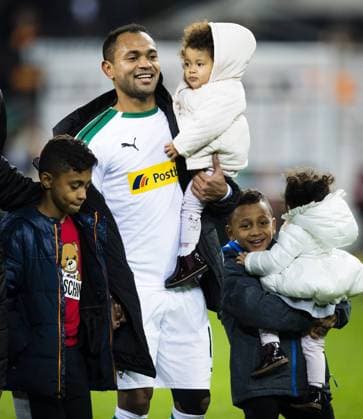 Mönchengladbach 09 12 2018 Raffael BMG with his 4 children Borussia Mönchengladbach VfB Stuttgart