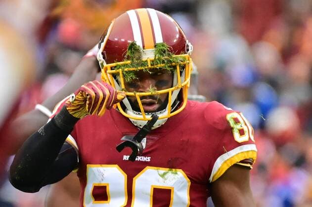 Sport Themen der Woche KW49 Sport Bilder des Tages Washington Redskins wide receiver Jamison Crowder (80) pulls sod from his helmet after the New York Giants tackled him during the first half of an NFL American Football Herren USA game at FedEx Field in Landover, Maryland, December 9, 2018.  WAP20181209207 DAVIDxTULIS