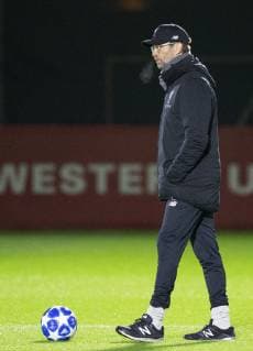 10th December 2018, Melwood, Liverpool, England, UEFA Champions League football, Liverpool versus Napoli, Liverpool training at Melwood ; Liverpool manager Jurgen Klopp looks on as his players warm up  ActionPlus12086626 DavidxBlunsden