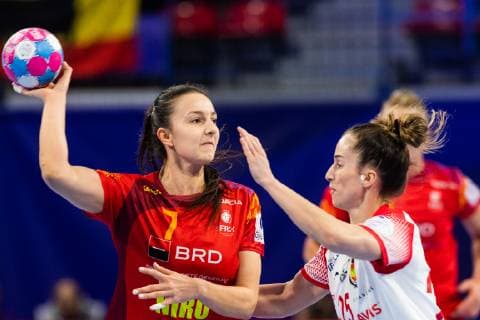 181211 Eliza Buceschi of Romania and Nerea Pena of Spain during the EHF European Women?s Handball Championship match between Spain and Romania on December 11 2018 in Nancy Photo Fredrik Varfjell BILDBYRAN kod FV 150182  Copyright: FREDRIKxVARFJELL BB181211FV005