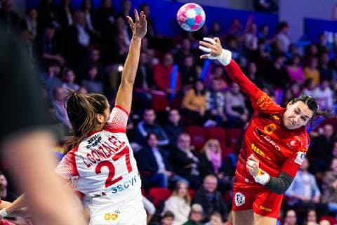 181211 Cristina Neagu of Romania shoots during the EHF European Women?s Handball Championship match between Spain and Romania on December 11 2018 in Nancy Photo Fredrik Varfjell BILDBYRAN kod FV 150182  Copyright: FREDRIKxVARFJELL BB181211FV009