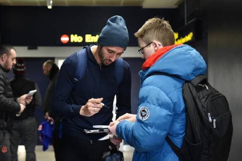 11 12 2018 xmeix Football UEFA Champions League TSG 1899 Hoffenheim Arrival of the players at Manchester Airport emspor v l Ishak Belfodil TSG 1899 Hoffenheim with a fan DFL DFB REGULATIONS PROHIBIT ANY USE OF PHOTOGRAPHS as IMAGE SEQUENCES and or QUASI VIDEO Manchetser prio:1