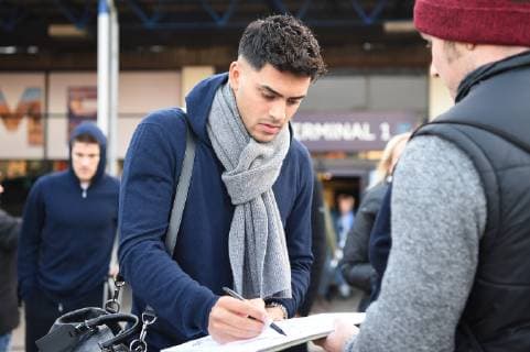 11 12 2018 xmeix Football UEFA Champions League TSG 1899 Hoffenheim Arrival of the players at Manchester Airport emspor v l Nadiem Amiri TSG 1899 Hoffenheim with a fan DFL DFB REGULATIONS PROHIBIT ANY USE OF PHOTOGRAPHS as IMAGE SEQUENCES and or QUASI VIDEO Manchetser prio:1