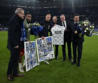 Football Champions League Group Phase 6 Matchday FC Schalke 04 Locomotive Moscow on 11 12 2018 in the Veltins Arena in Gelsenkirchen Farewell by Benedikt Höwedes Moscow and Jefferson Farfan Moscow DFL Regulations prohibit any use of photographs as image sequences and or quasi video xMNx