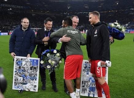 11 12 2018 Football UEFA Champions League Season 2018 2019 Preliminary Round 6 Matchday FC Schalke 04 Locomotive Moscow Official farewell from left Alexander Jobst Schalke Marketing Manager Christian Heidel Schalke 04 Jefferson Farfan Locomotive Moscow Chairman of the Supervisory Board Clemens Toennies Clemens Tönnies Schalke 04 Benedikt Hoewedes Benedikt Höwedes Lokomotive Moscow Team2