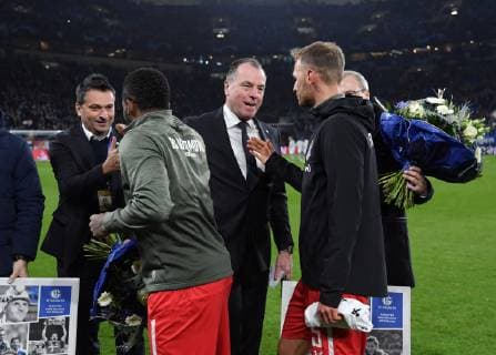 11 12 2018 Football UEFA Champions League Season 2018 2019 Preliminary Round 6 Matchday FC Schalke 04 Locomotive Moscow Official farewell from left Manager Christian Heidel Schalke 04 Jefferson Farfan Locomotive Moscow Supervisory Board Chairman Clemens Toennies Clemens Tönnies Schalke 04 Benedikt Hoewedes Benedikt Höwedes Locomotive Moscow Team2