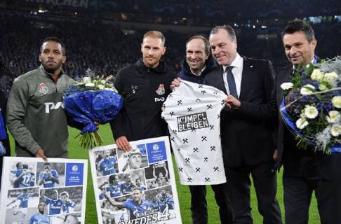 11 12 2018 Football UEFA Champions League Season 2018 2019 Preliminary Round 6 Matchday FC Schalke 04 Locomotive Moscow Official farewell by Jefferson Farfan Locomotive Moscow Benedikt Hoewedes Benedikt Höwedes Locomotive Moscow Alexander Jobst Schalke Marketing Chairman of the Supervisory Board Clemens Toennies Clemens Tönnies Schalke 04 Manager Christian Heidel Schalke 04 Team2