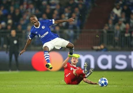11 12 2018 Football UEFA Champions League 2018 2019 Group stage 6 Matchday FC Schalke 04 Locomotive Moscow in the VELTINS Arena Gelsenkirchen L R Hamza Mendyl Schalke vs. Maciej Rybus Lok Moskau DFL and DFB regulations prohibit any use of photographs as image sequences and or quasi video