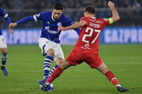 GER CL FC Schalke 04 vs locomotive Moskva locomotive Moscow 11 12 2018 Veltins Arena Gelsenkirchen GER CL FC Schalke 04 vs locomotive Moskva locomotive Moscow DFL regulations prohibit any use of photographs as image sequences and or quasi video in picture v left in duel Suat Serdar 8 FC Schalke 04 Igor Denisov 27 locomotive Moscow locomotive Moskva locomotive nph Mauelshagen nph00321