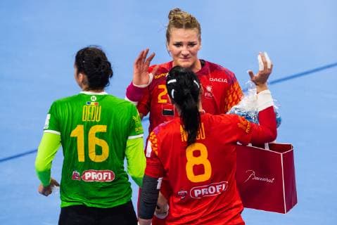 181211 Crina Pintea celebrate with Denisa Dedu of Romania and Cristina Neagu of Romania of Romania after the EHF European Women?s Handball Championship match between Spain and Romania on December 11 2018 in Nancy Photo Fredrik Varfjell BILDBYRAN kod FV 150182  Copyright: FREDRIKxVARFJELL BB181211FV015