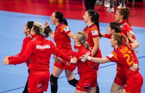 181211 Players of Romania celebrate after the EHF European Women?s Handball Championship match between Spain and Romania on December 11 2018 in Nancy Photo Fredrik Varfjell BILDBYRAN kod FV 150182  Copyright: FREDRIKxVARFJELL BB181211FV016