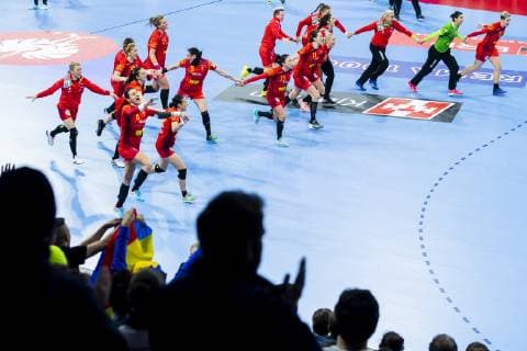 181211 The players of Romania celebrate after the EHF European Women?s Handball Championship match between Spain and Romania on December 11 2018 in Nancy Photo Fredrik Varfjell BILDBYRAN kod FV 150182  Copyright: FREDRIKxVARFJELL BB181211FV022