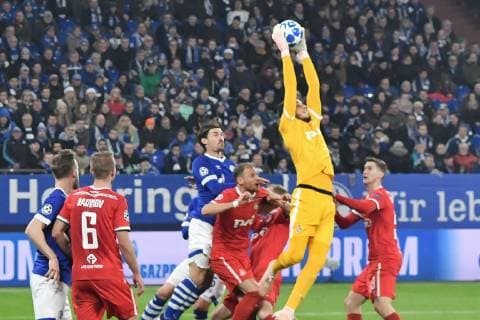 GER CL FC Schalke 04 vs locomotive Moskva locomotive Moscow 11 12 2018 Veltins Arena Gelsenkirchen GER CL FC Schalke 04 vs locomotive Moskva locomotive Moscow DFL regulations prohibit any use of photographs as image sequences and or quasi video in picture Guilherme 1 locomotive Moscow locomotive Moskva parries the ball before Benjamin Stambouli 17 FC Schalke 04 nph Mauelshagen nph00321