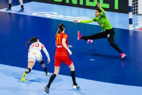 181211 Goalkeeper Denisa Dedu of Romania saves a shoot from Soledad Lopez of Spain during the EHF European Women?s Handball Championship match between Spain and Romania on December 11 2018 in Nancy Photo Fredrik Varfjell BILDBYRAN kod FV 150182  Copyright: FREDRIKxVARFJELL BB181211FV025