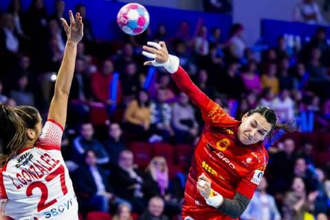 181211 Lara Gonzalez Ortega of Spain and Cristina Neagu of Romania during the EHF European Women?s Handball Championship match between Spain and Romania on December 11 2018 in Nancy Photo Fredrik Varfjell BILDBYRAN kod FV 150182  Copyright: FREDRIKxVARFJELL BB181211FV026